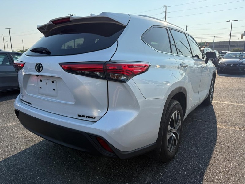 Toyota Highlander Vehicle Image 02