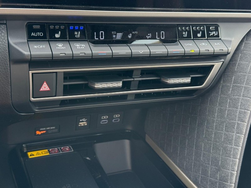 Toyota Camry Vehicle Image 14