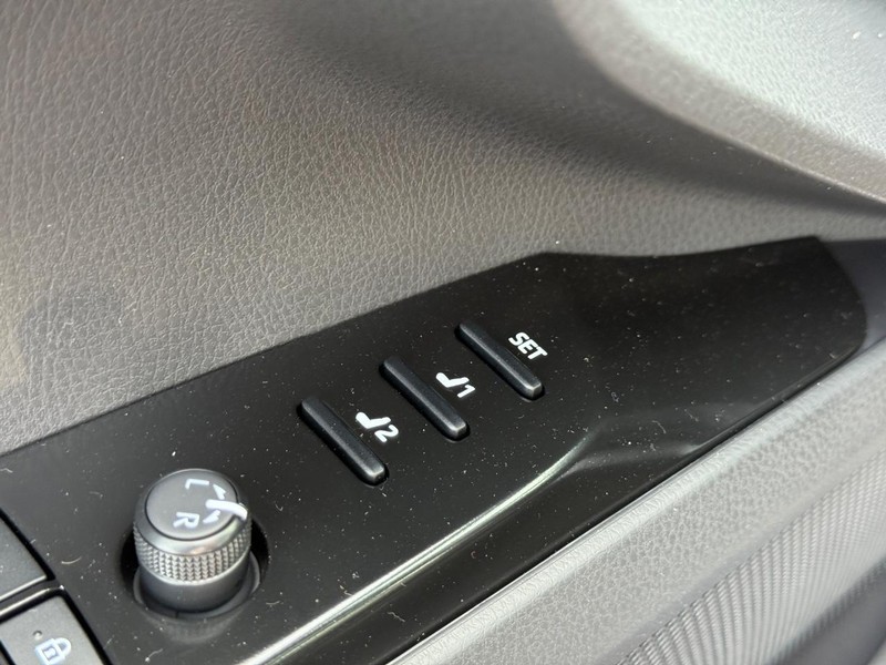 Toyota Camry Vehicle Image 19