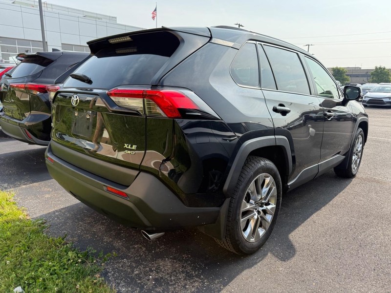 Toyota RAV4 Vehicle Image 02