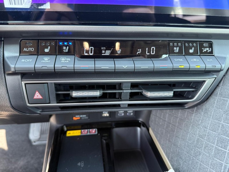 Toyota Camry Vehicle Image 14