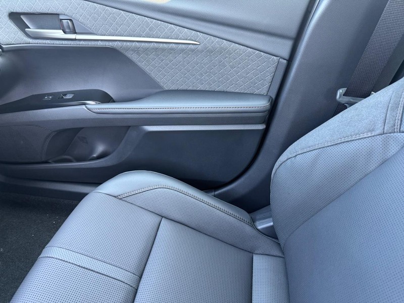 Toyota Camry Vehicle Image 16