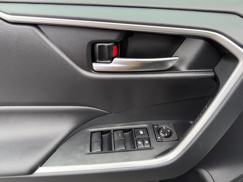 Toyota RAV4 Hybrid Vehicle Image 27