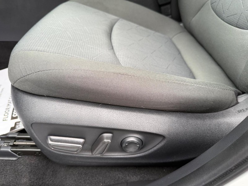 Toyota RAV4 Hybrid Vehicle Image 25