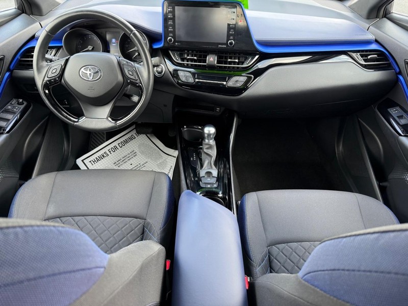 Toyota C-HR Vehicle Image 11