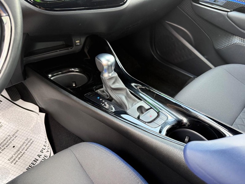 Toyota C-HR Vehicle Image 19