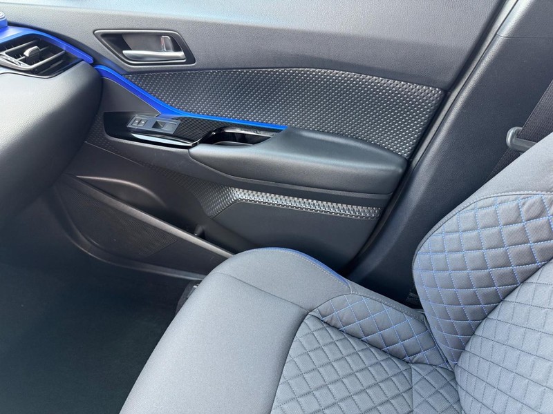 Toyota C-HR Vehicle Image 20