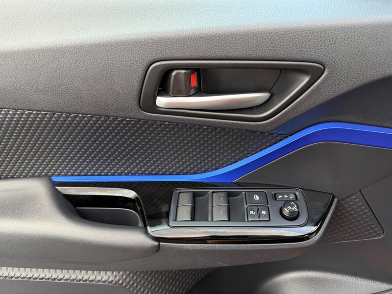 Toyota C-HR Vehicle Image 23