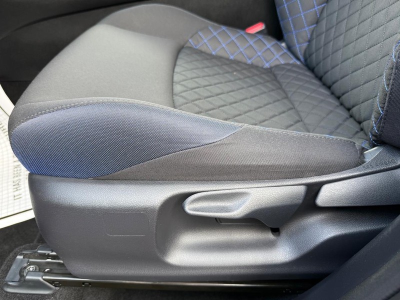 Toyota C-HR Vehicle Image 24
