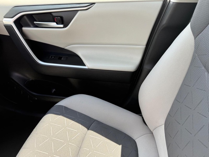Toyota RAV4 Hybrid Vehicle Image 23