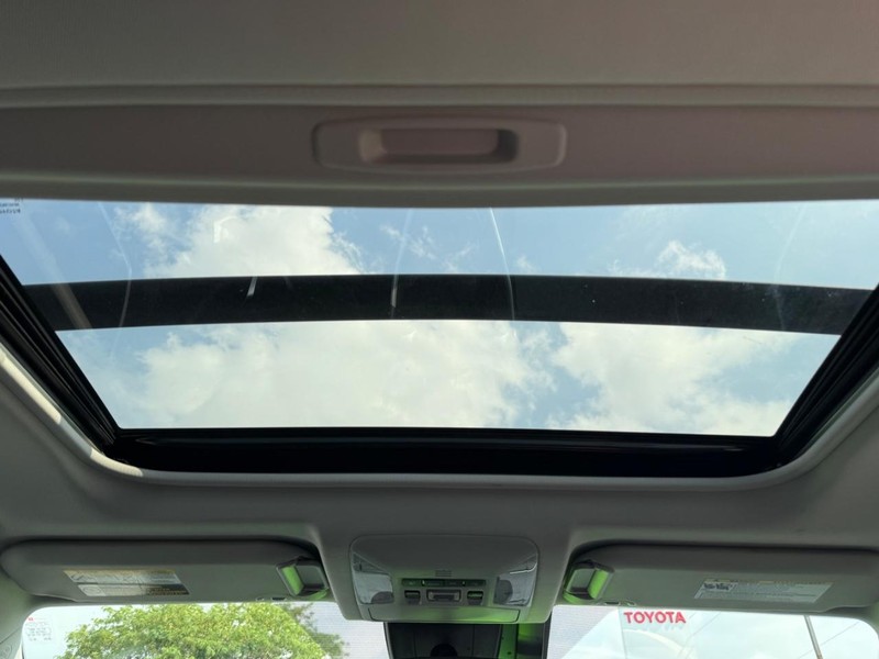 Toyota RAV4 Vehicle Image 12
