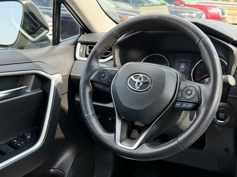Toyota RAV4 Vehicle Image 14