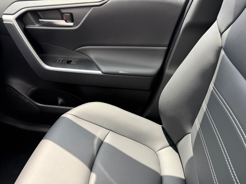 Toyota RAV4 Vehicle Image 16