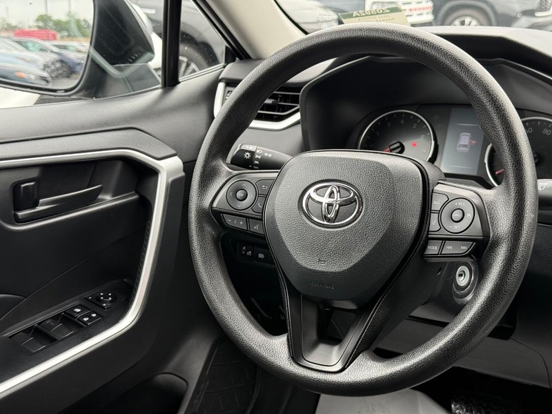 Toyota RAV4 Vehicle Image 12