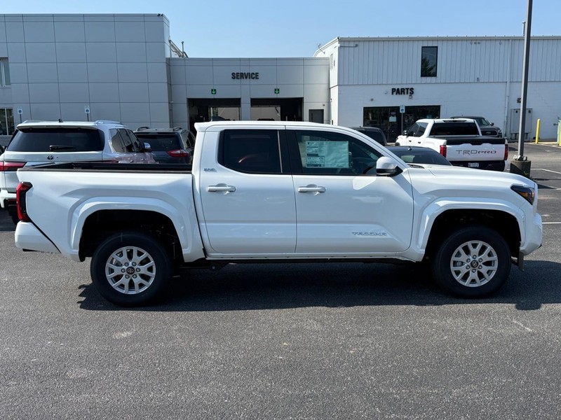Toyota Tacoma 4WD Vehicle Image 02