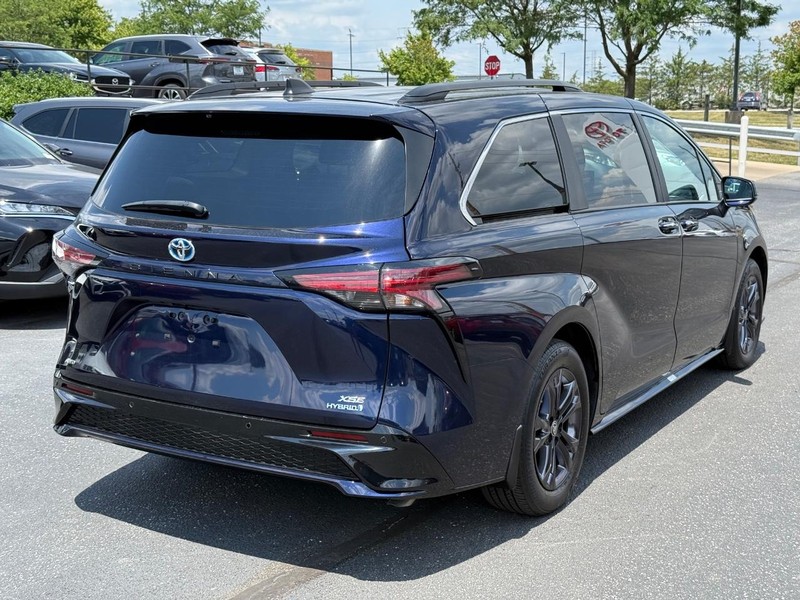 Toyota Sienna Vehicle Image 03