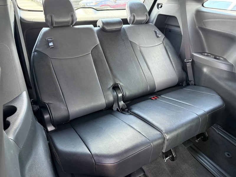 Toyota Sienna Vehicle Image 12