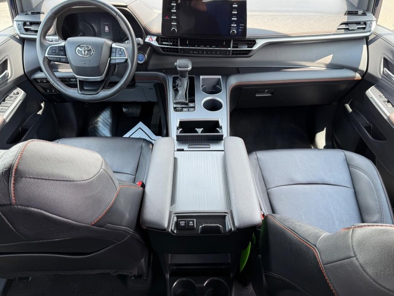 Toyota Sienna Vehicle Image 14