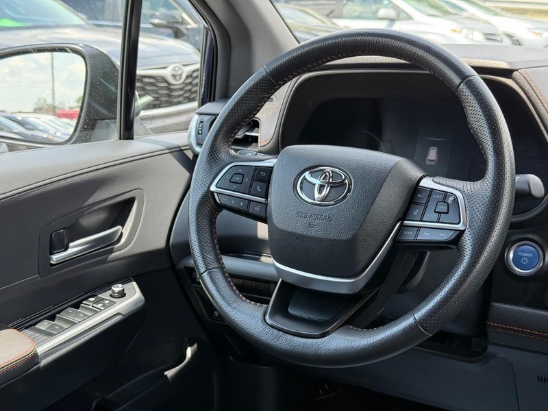 Toyota Sienna Vehicle Image 15
