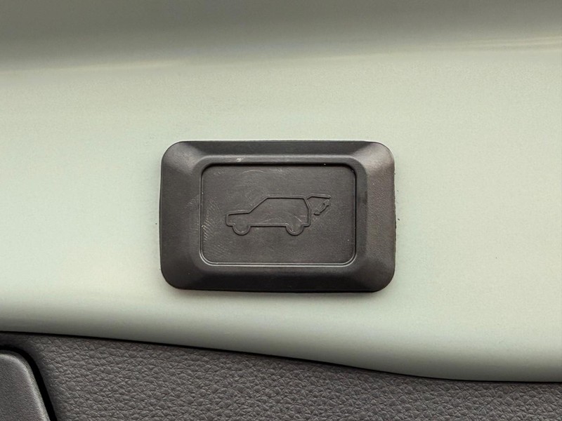 Toyota RAV4 Vehicle Image 08