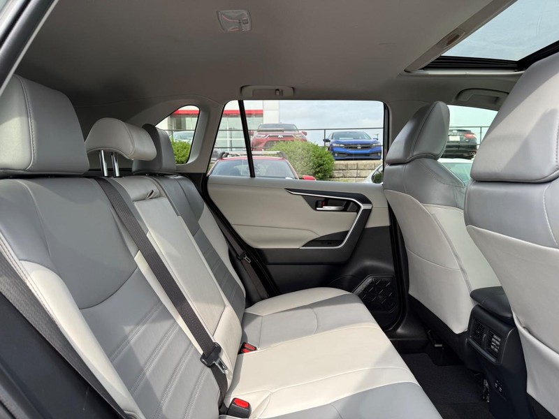 Toyota RAV4 Vehicle Image 11