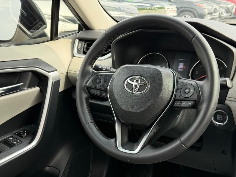 Toyota RAV4 Vehicle Image 14