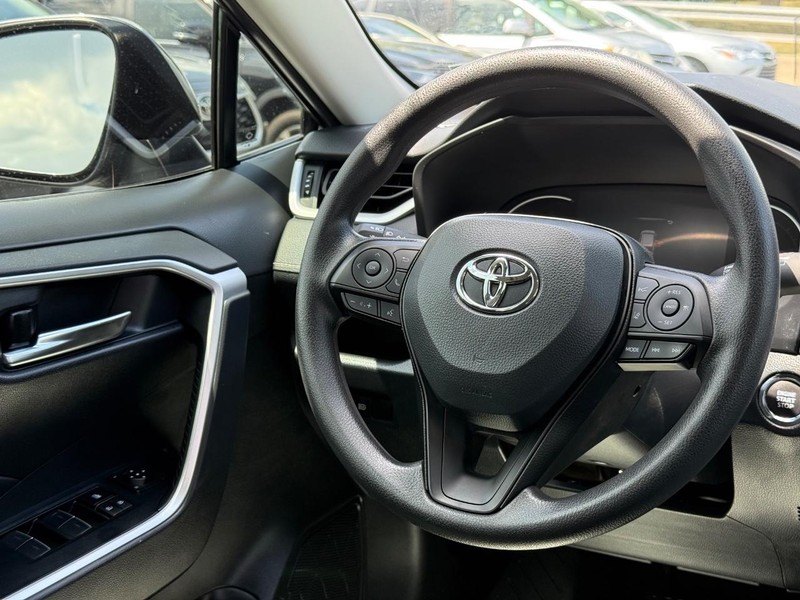 Toyota RAV4 Vehicle Image 12