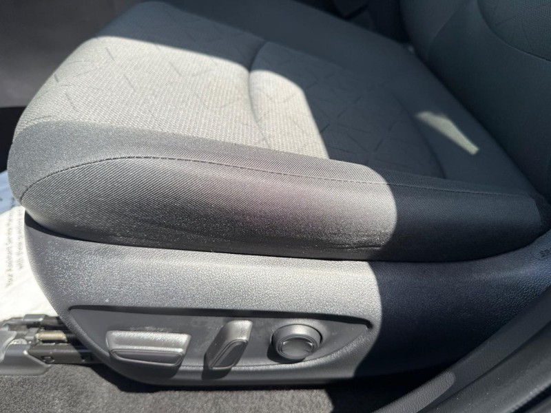 Toyota RAV4 Vehicle Image 24