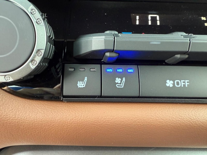 Toyota Tundra 4WD Vehicle Image 11