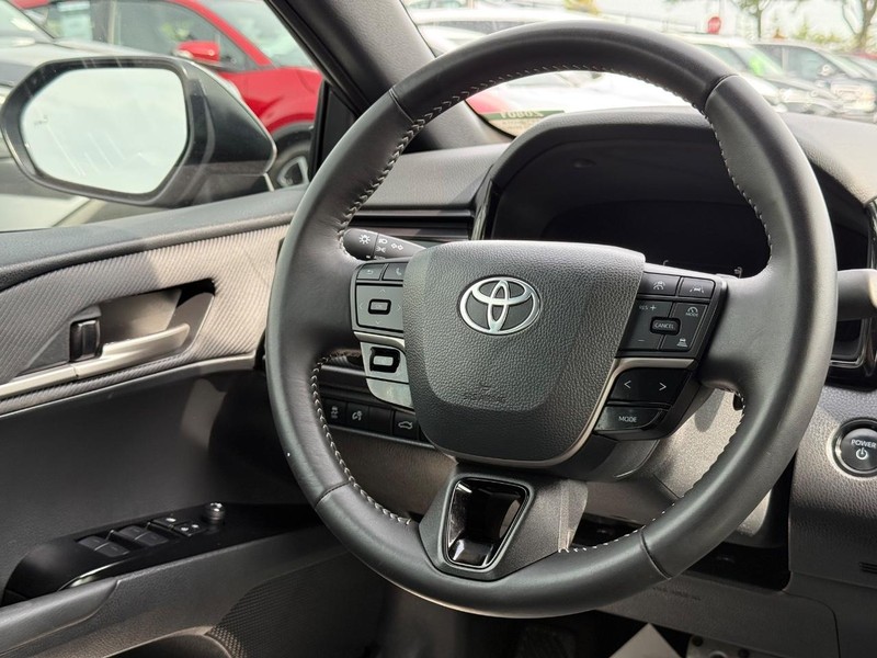 Toyota Camry Vehicle Image 12