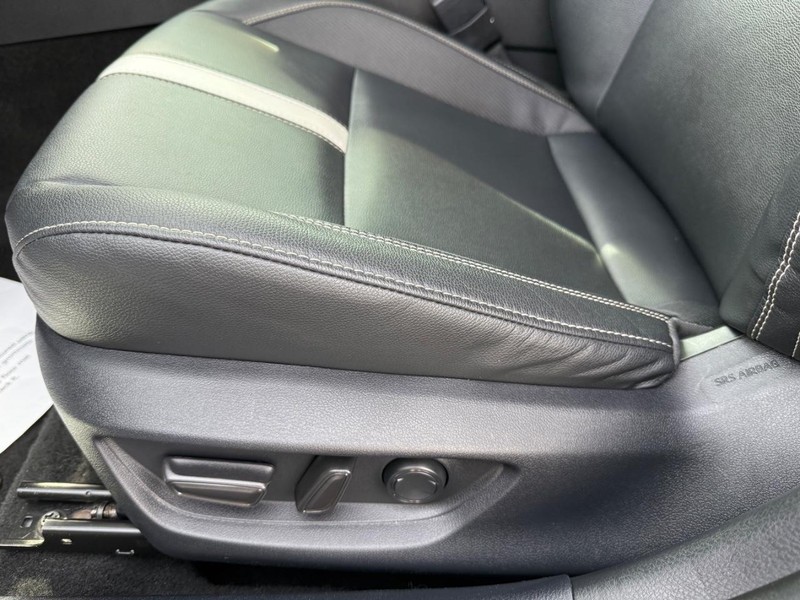 Toyota Camry Vehicle Image 24