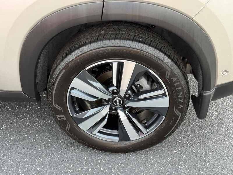 Nissan Rogue Vehicle Image 06