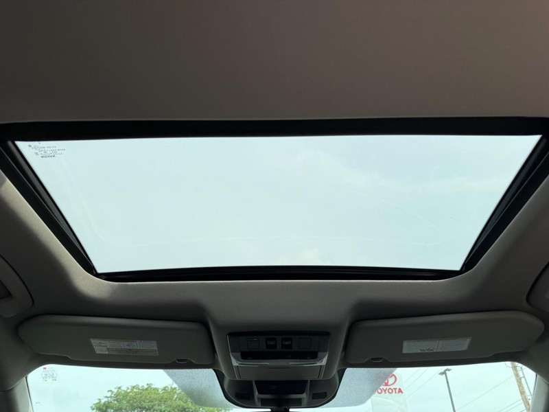 Nissan Rogue Vehicle Image 12