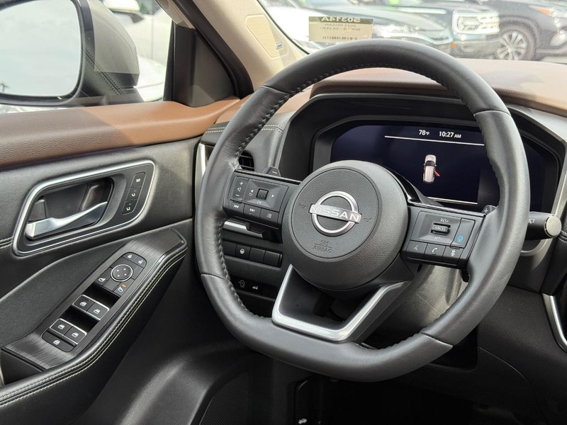 Nissan Rogue Vehicle Image 14