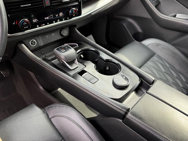 Nissan Rogue Vehicle Image 22