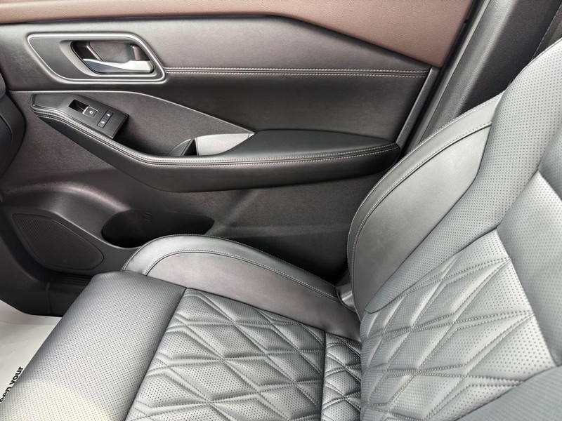 Nissan Rogue Vehicle Image 23