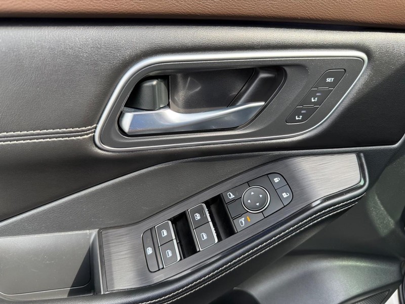 Nissan Rogue Vehicle Image 27