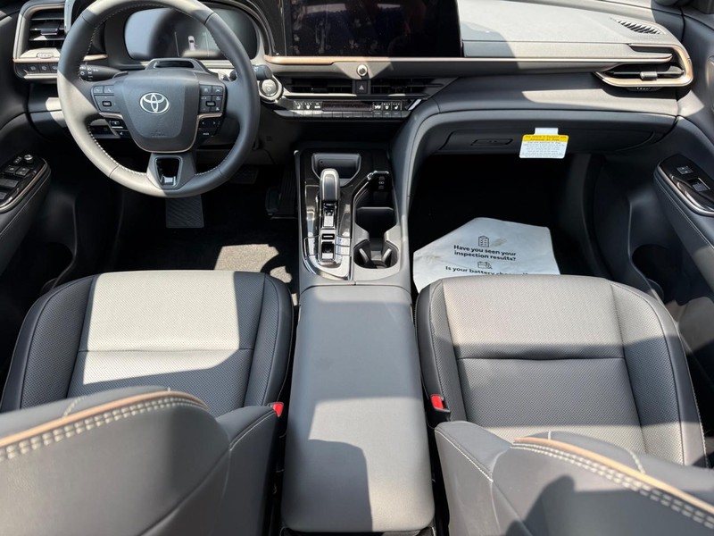 Toyota Crown Signia Vehicle Image 06