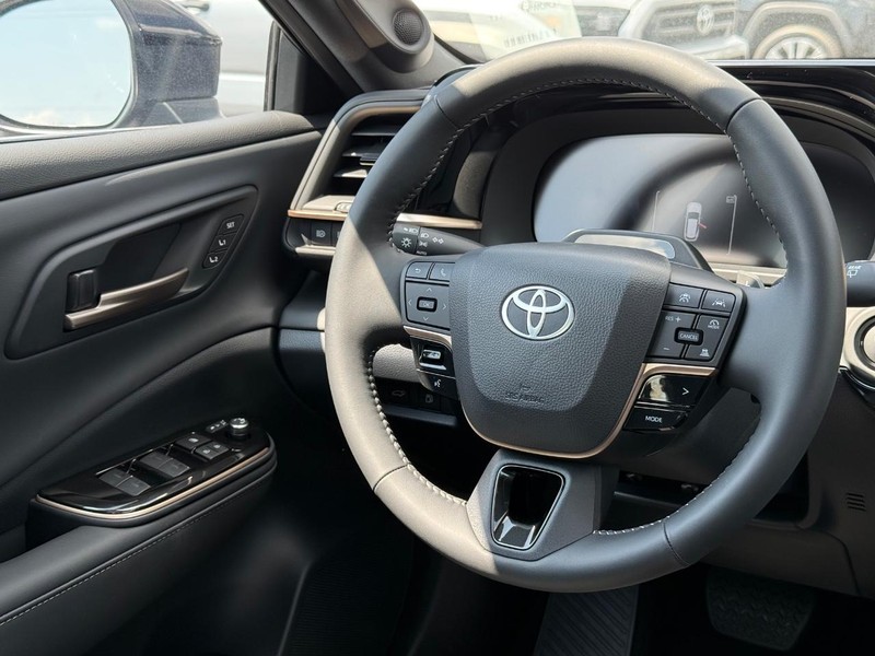 Toyota Crown Signia Vehicle Image 07