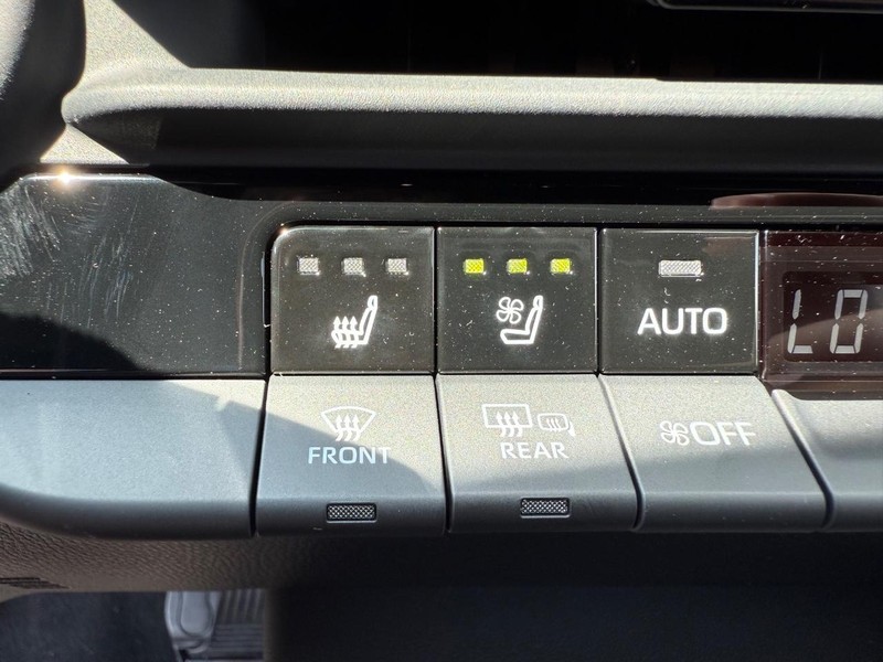 Toyota Crown Signia Vehicle Image 11