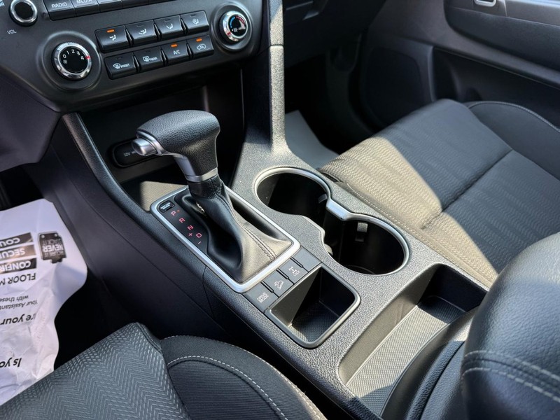 Kia Sportage Vehicle Image 18