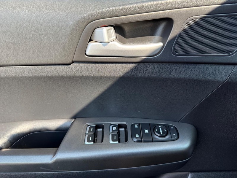 Kia Sportage Vehicle Image 22
