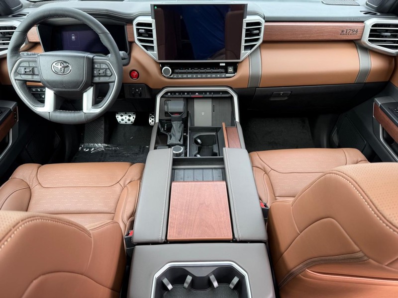Toyota Sequoia Vehicle Image 06