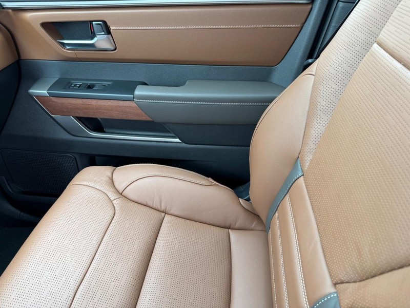 Toyota Sequoia Vehicle Image 16