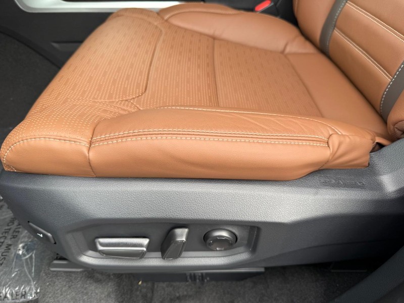 Toyota Sequoia Vehicle Image 21