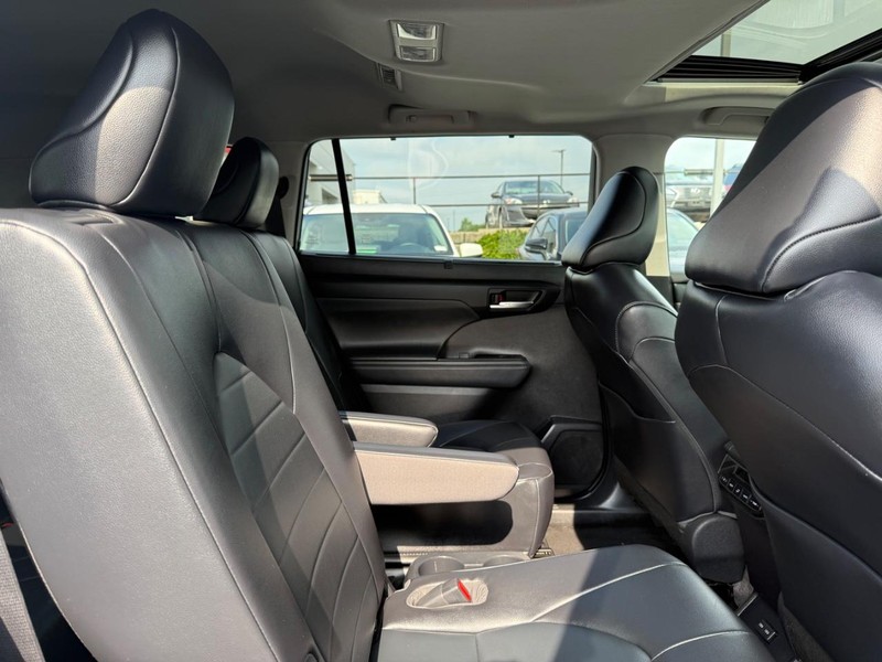 Toyota Highlander Hybrid Vehicle Image 11