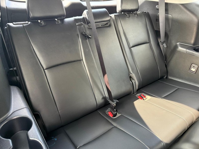 Toyota Highlander Hybrid Vehicle Image 12
