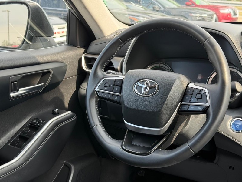 Toyota Highlander Hybrid Vehicle Image 15