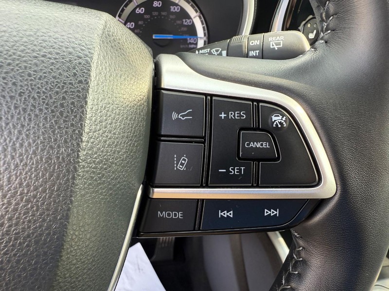 Toyota Highlander Hybrid Vehicle Image 17