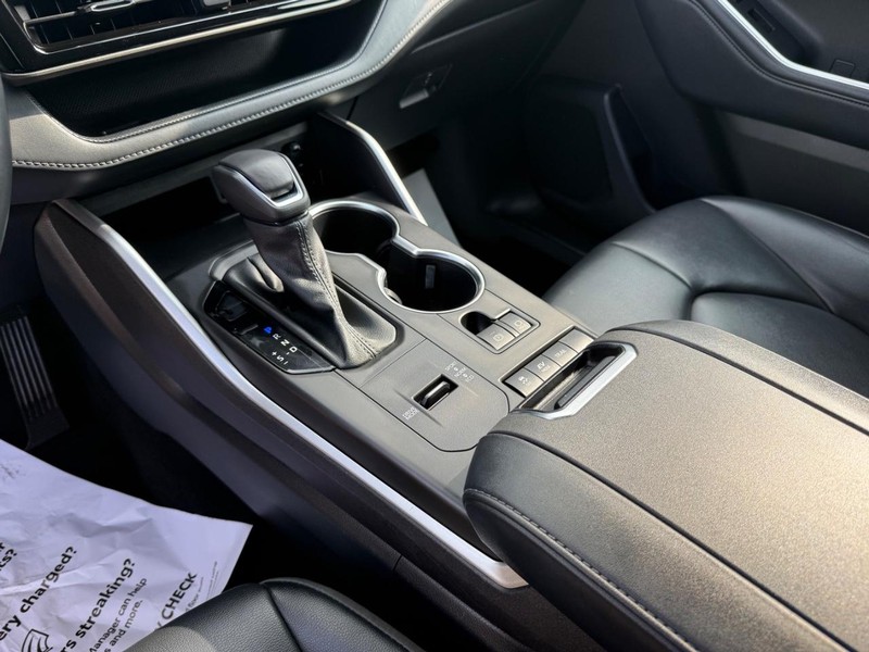Toyota Highlander Hybrid Vehicle Image 22